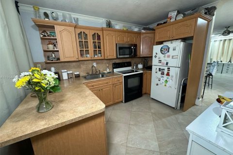 House in Sweetwater, Florida 3 bedrooms, 108.97 sq.m. № 2027385 - photo 3