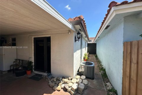 House in Sweetwater, Florida 3 bedrooms, 108.97 sq.m. № 2027385 - photo 6