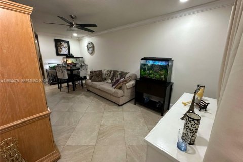 House in Sweetwater, Florida 3 bedrooms, 108.97 sq.m. № 2027385 - photo 4