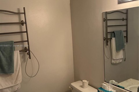 Condo in North Miami, Florida, 1 bedroom  № 2003593 - photo 5