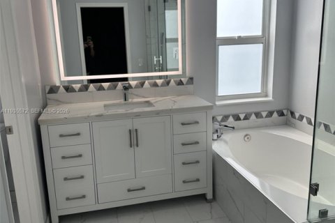 House in Weston, Florida 4 bedrooms, 196.58 sq.m. № 1995644 - photo 15