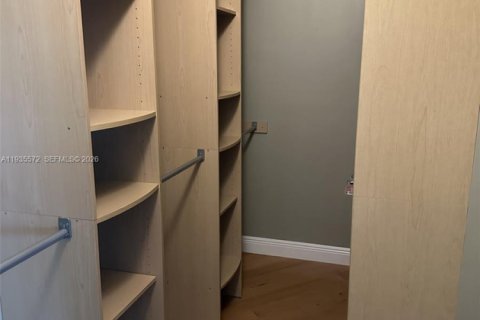 House in Weston, Florida 4 bedrooms, 196.58 sq.m. № 1995644 - photo 11