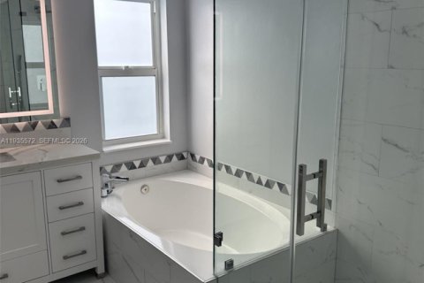 House in Weston, Florida 4 bedrooms, 196.58 sq.m. № 1995644 - photo 13