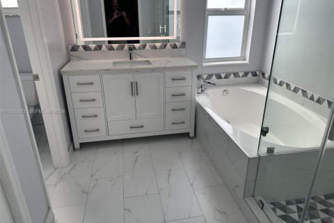 House in Weston, Florida 4 bedrooms, 196.58 sq.m. № 1995644 - photo 14