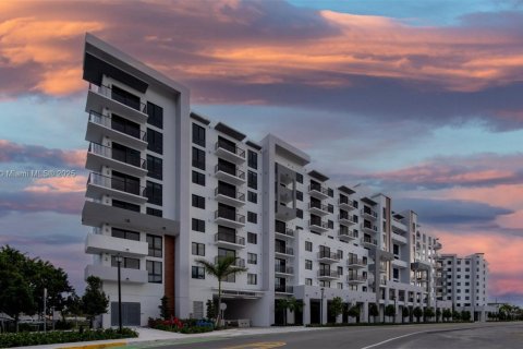 Apartamento en alquiler en Miami, Florida, 1 dormitorio, 62.43 m2 № 1964357 - foto 1