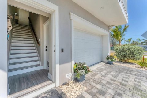 House in HUNTERS POINT in Cortez, Florida 3 bedrooms, 155.89 sq.m. № 1677068 - photo 8