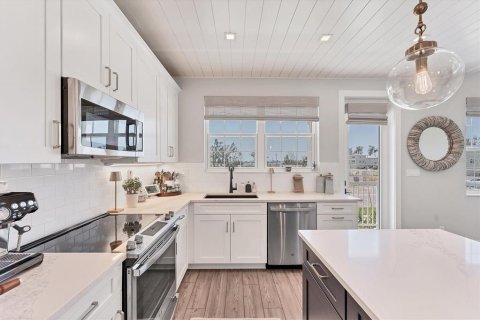 House in HUNTERS POINT in Cortez, Florida 3 bedrooms, 155.89 sq.m. № 1677068 - photo 24