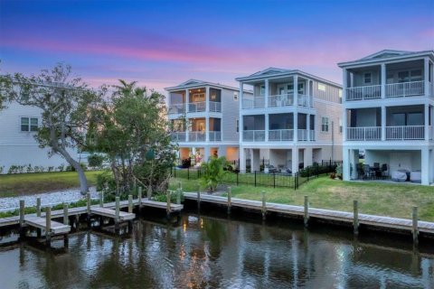 House in HUNTERS POINT in Cortez, Florida 3 bedrooms, 155.89 sq.m. № 1677068 - photo 4