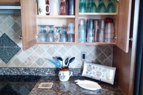 Villa ou maison à vendre à Cape Coral, Floride: 4 chambres, 238.11 m2 № 1938564 - photo 17