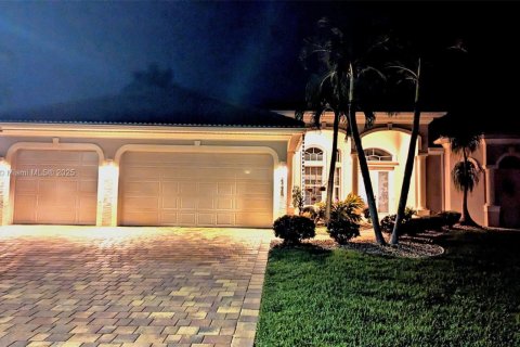 Villa ou maison à vendre à Cape Coral, Floride: 4 chambres, 238.11 m2 № 1938564 - photo 3