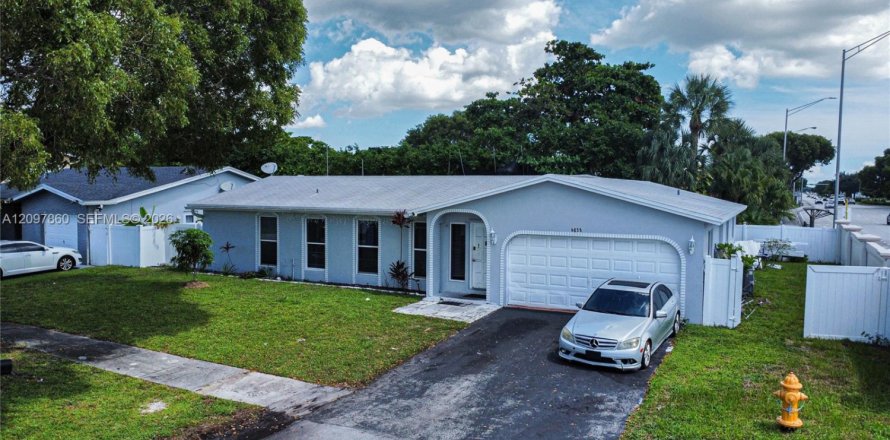 Villa ou maison à Tamarac, Floride 4 chambres, 171.31 m2 № 2389980