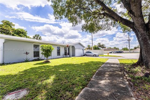 Villa ou maison à vendre à Tamarac, Floride: 4 chambres, 171.31 m2 № 2389980 - photo 28