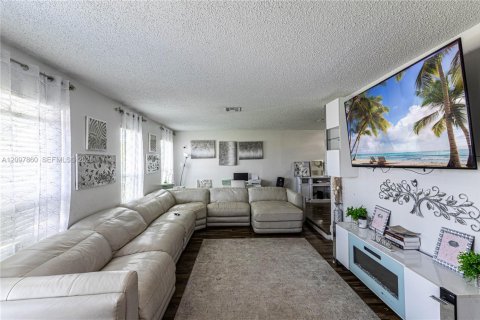Villa ou maison à vendre à Tamarac, Floride: 4 chambres, 171.31 m2 № 2389980 - photo 8