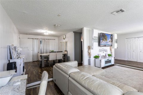 Villa ou maison à vendre à Tamarac, Floride: 4 chambres, 171.31 m2 № 2389980 - photo 10