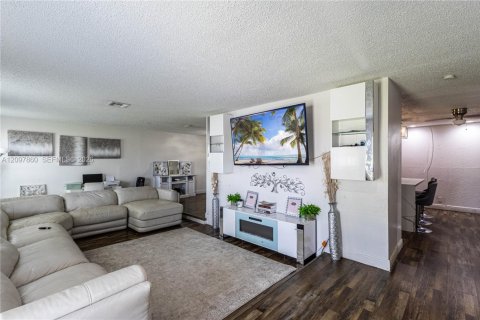 Villa ou maison à vendre à Tamarac, Floride: 4 chambres, 171.31 m2 № 2389980 - photo 11