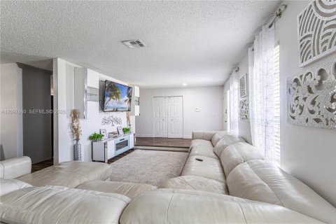 Villa ou maison à vendre à Tamarac, Floride: 4 chambres, 171.31 m2 № 2389980 - photo 12