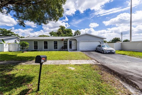 Villa ou maison à vendre à Tamarac, Floride: 4 chambres, 171.31 m2 № 2389980 - photo 2