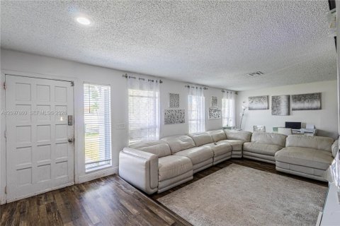 Villa ou maison à vendre à Tamarac, Floride: 4 chambres, 171.31 m2 № 2389980 - photo 9