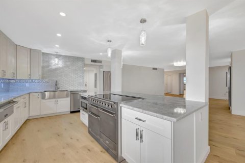 Copropriété à vendre à Lauderdale-by-the-Sea, Floride: 3 chambres, 310.29 m2 № 1989341 - photo 13