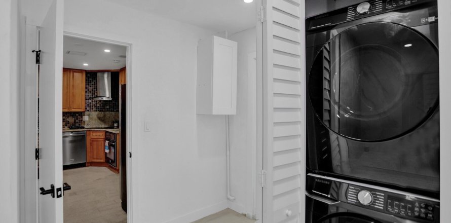 House in Fort Lauderdale, Florida 3 bedrooms, 110.18 sq.m. № 377007
