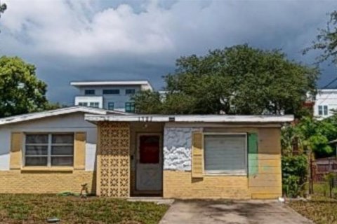 House in Tampa, Florida 3 bedrooms, 124.67 sq.m. № 2316779