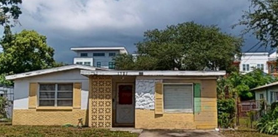 House in Tampa, Florida 3 bedrooms, 124.67 sq.m. № 2316779