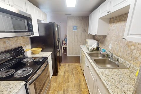 House in Tampa, Florida 3 bedrooms, 124.67 sq.m. № 2316779 - photo 10