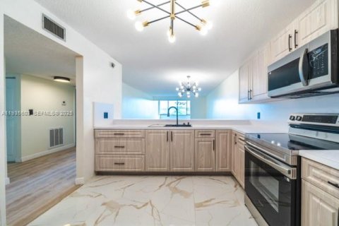 Condominio en alquiler en North Lauderdale, Florida, 2 dormitorios, 125.42 m2 № 1993733 - foto 1