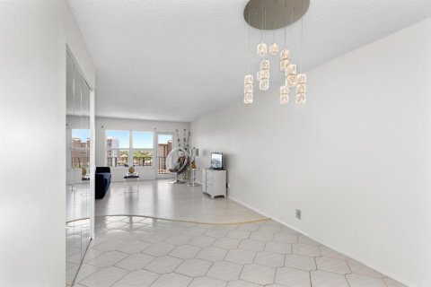 Condominio en venta en Pompano Beach, Florida, 1 dormitorio, 82.68 m2 № 2085072 - foto 10