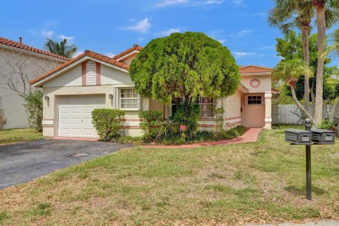 House in Plantation, Florida 3 bedrooms, 134.89 sq.m. № 2086884 - photo 2