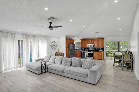 House in Plantation, Florida 3 bedrooms, 134.89 sq.m. № 2086884 - photo 3