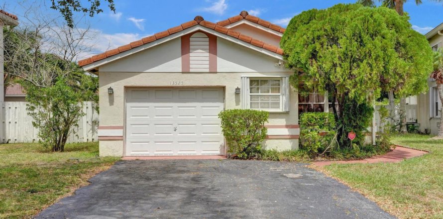 House in Plantation, Florida 3 bedrooms, 134.89 sq.m. № 2086884