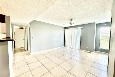 Condo in Palm Harbor, Florida, 2 bedrooms  № 1849823 - photo 9