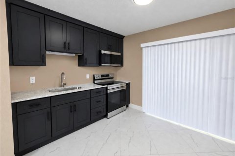 House in Saint Petersburg, Florida 2 bedrooms, 62.43 sq.m. № 2354583 - photo 10