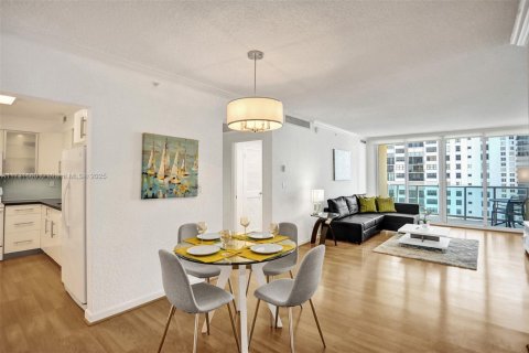 Condominio en alquiler en Hollywood, Florida, 1 dormitorio, 69.21 m2 № 1937483 - foto 2