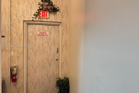 Купить коммерческую недвижимость в Майами, Флорида № 2062371 - фото 14