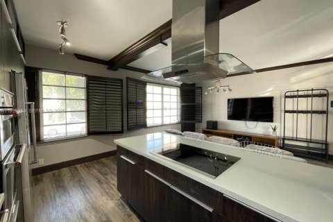 Снять в аренду кондоминиум в Майами-Бич, Флорида 2 спальни, 73.39м2, № 1990504 - фото 1