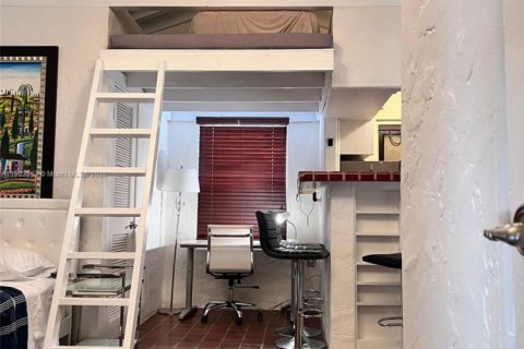 Снять в аренду виллу или дом в Корал-Гейблс, Флорида 1 спальня, 65.03м2, № 1955526 - фото 24