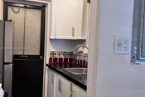 Снять в аренду виллу или дом в Корал-Гейблс, Флорида 1 спальня, 65.03м2, № 1955526 - фото 20