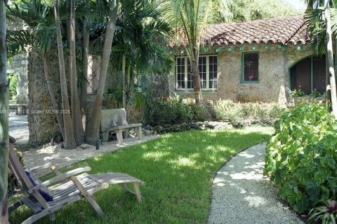 Снять в аренду виллу или дом в Корал-Гейблс, Флорида 1 спальня, 65.03м2, № 1955526 - фото 2