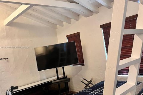 Снять в аренду виллу или дом в Корал-Гейблс, Флорида 1 спальня, 65.03м2, № 1955526 - фото 23