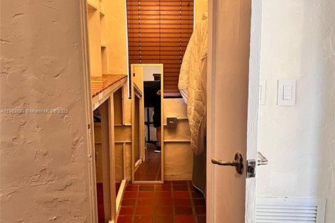 Снять в аренду виллу или дом в Корал-Гейблс, Флорида 1 спальня, 65.03м2, № 1955526 - фото 26