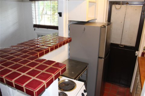 Снять в аренду виллу или дом в Корал-Гейблс, Флорида 1 спальня, 65.03м2, № 1955526 - фото 17