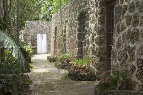 Снять в аренду виллу или дом в Корал-Гейблс, Флорида 1 спальня, 65.03м2, № 1955526 - фото 5