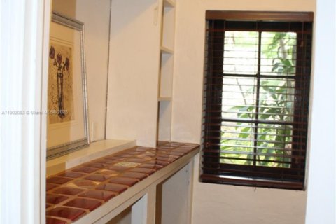 Снять в аренду виллу или дом в Корал-Гейблс, Флорида 1 спальня, 65.03м2, № 1955526 - фото 25