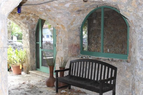 Снять в аренду виллу или дом в Корал-Гейблс, Флорида 1 спальня, 65.03м2, № 1955526 - фото 8