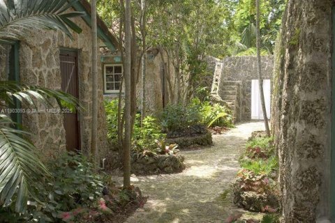 Снять в аренду виллу или дом в Корал-Гейблс, Флорида 1 спальня, 65.03м2, № 1955526 - фото 4