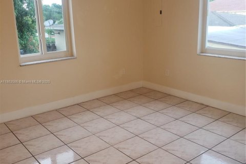 Villa ou maison à louer à Miami, Floride: 2 chambres, 85.01 m2 № 1891837 - photo 12