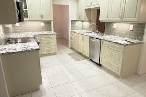 House in Tamarac, Florida 2 bedrooms, 154.22 sq.m. № 1999437 - photo 2