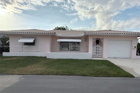 House in Tamarac, Florida 2 bedrooms, 154.22 sq.m. № 1999437